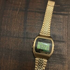 Timex T80 gold tone no plastic